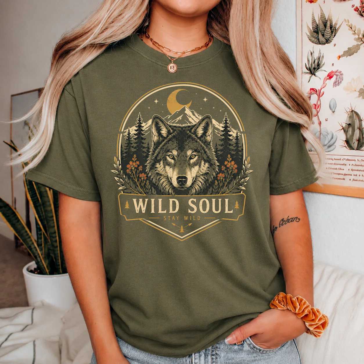Outdoor Adventure Wolf Graphic T-Shirt for Women, Nature Explorer Wildlife Badge Tee