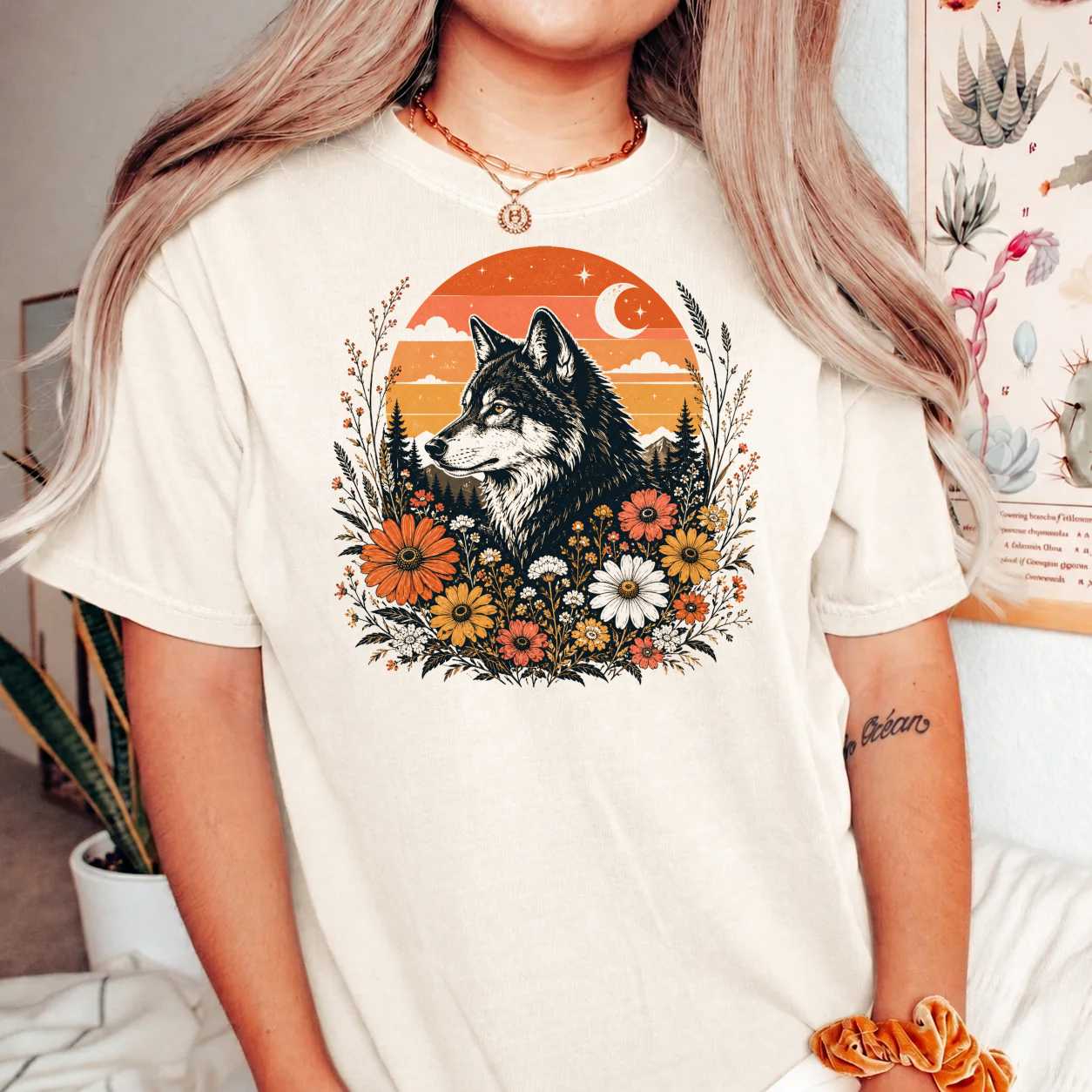Retro Sunset Wolf Floral Graphic T-Shirt for Women, Nature Inspired Boho Wildlife Tee