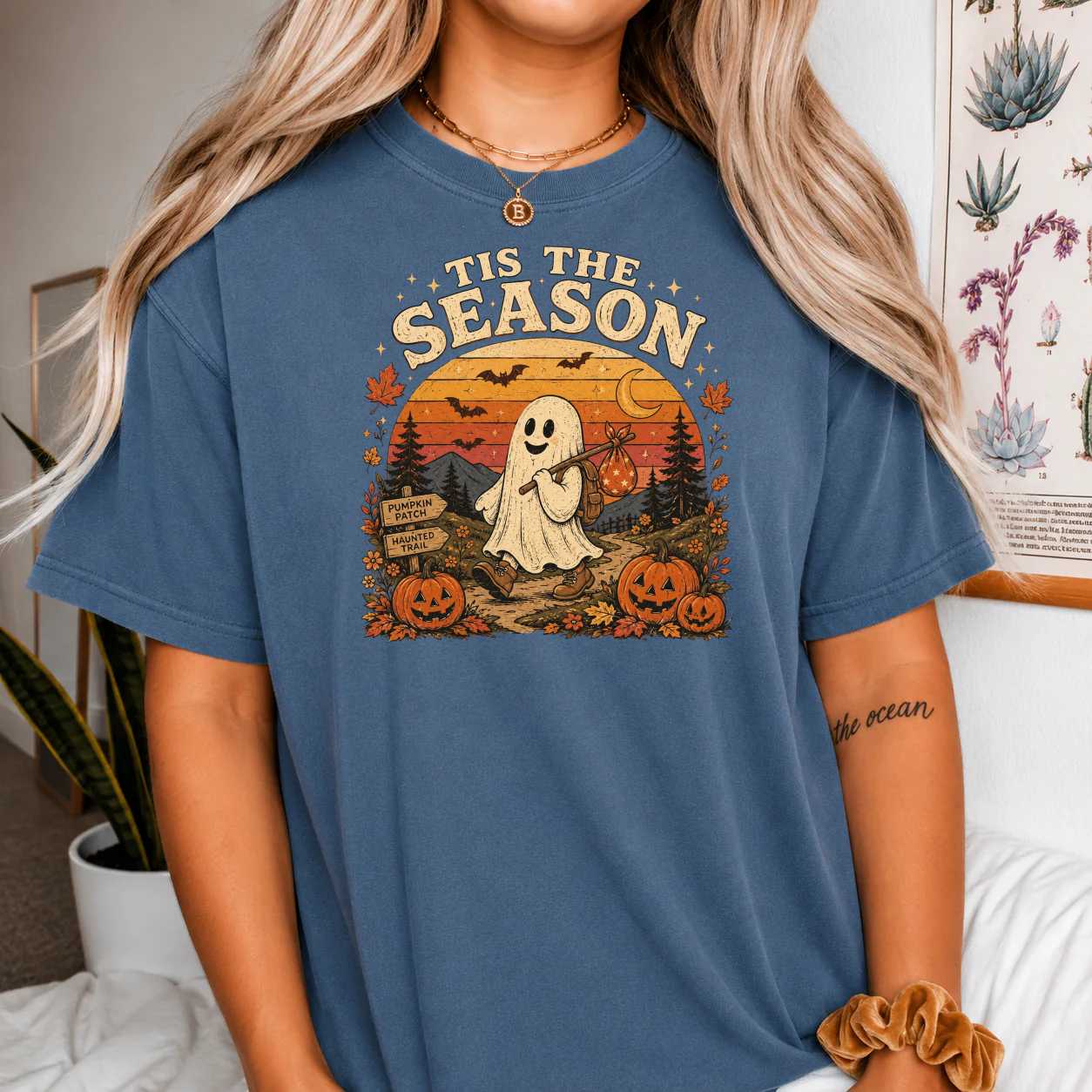 Vintage Halloween Ghost Tis The Season T-Shirt Retro Graphic Tee for Fall Autumn and Spooky Season Celebrations